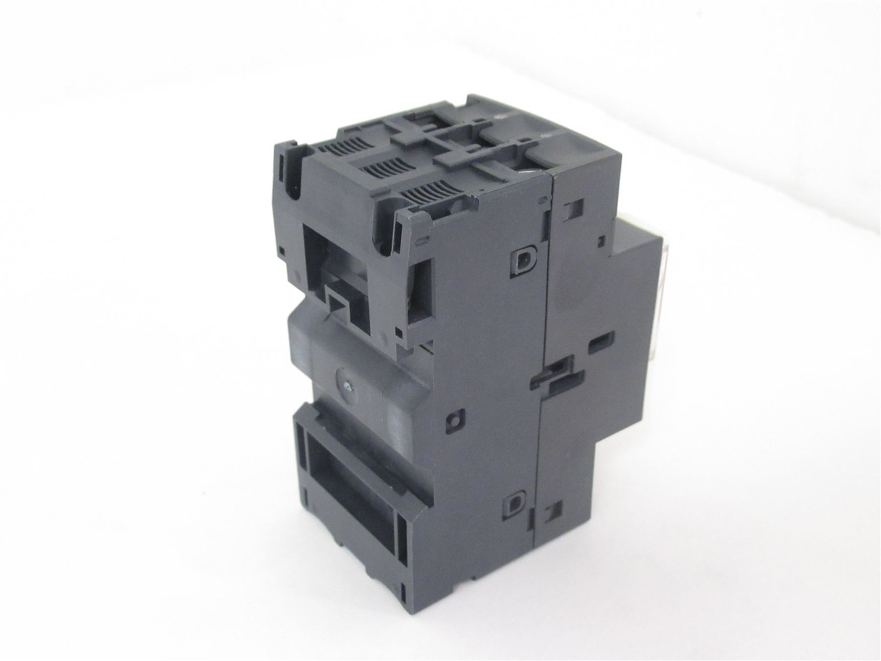 Schneider GV2ME08; Manual Motor Starter 690VAC 2.5-4A3-Pole