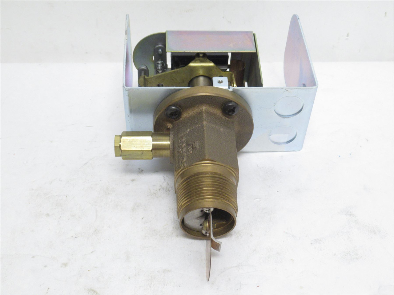 McDonnell/Miller FS7-4; Paddle Actuated Flow Switch; 1-1/4NPT