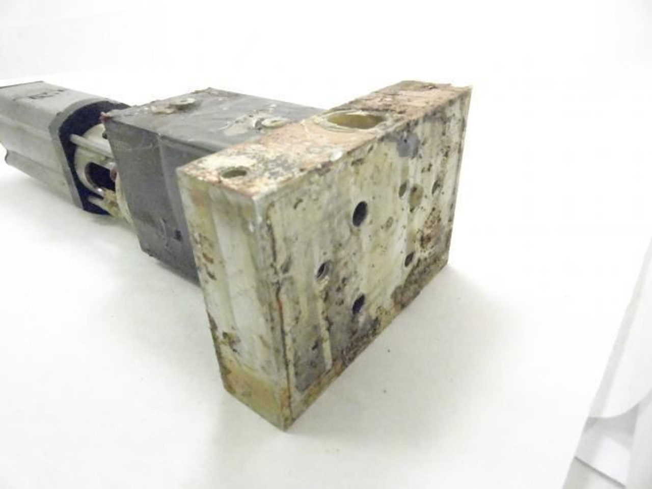 Dynatec 105073; 12:1 Piston Glue Pump 240 volt; B032409-1