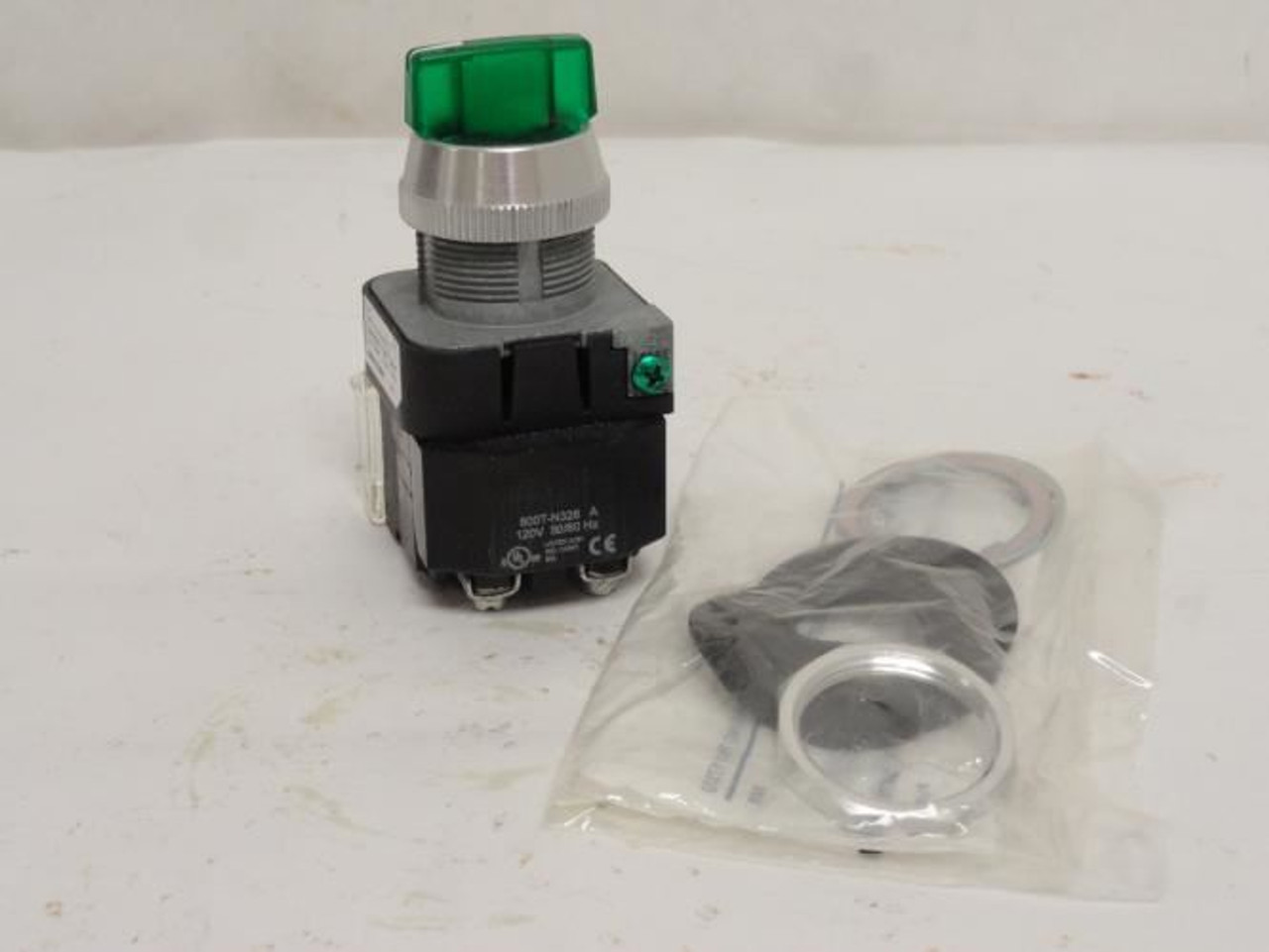 Allen-Bradley 800T-16JG5KB7CX; Green Illuminated Switch; 120V