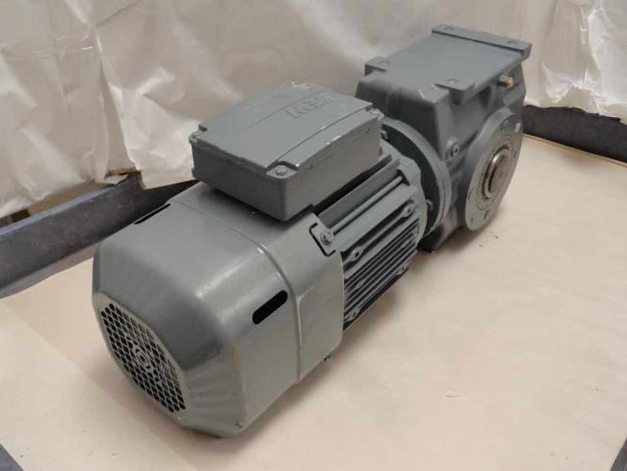SEW SA67 DRS90M4BE2/TF; Gearmotor 220-420V; 5.9/3.4A; 3Ph SEW SA67 DRS90M4BE2/TF; Gearmotor 220-420V; 5.9/3.4A; 3Ph