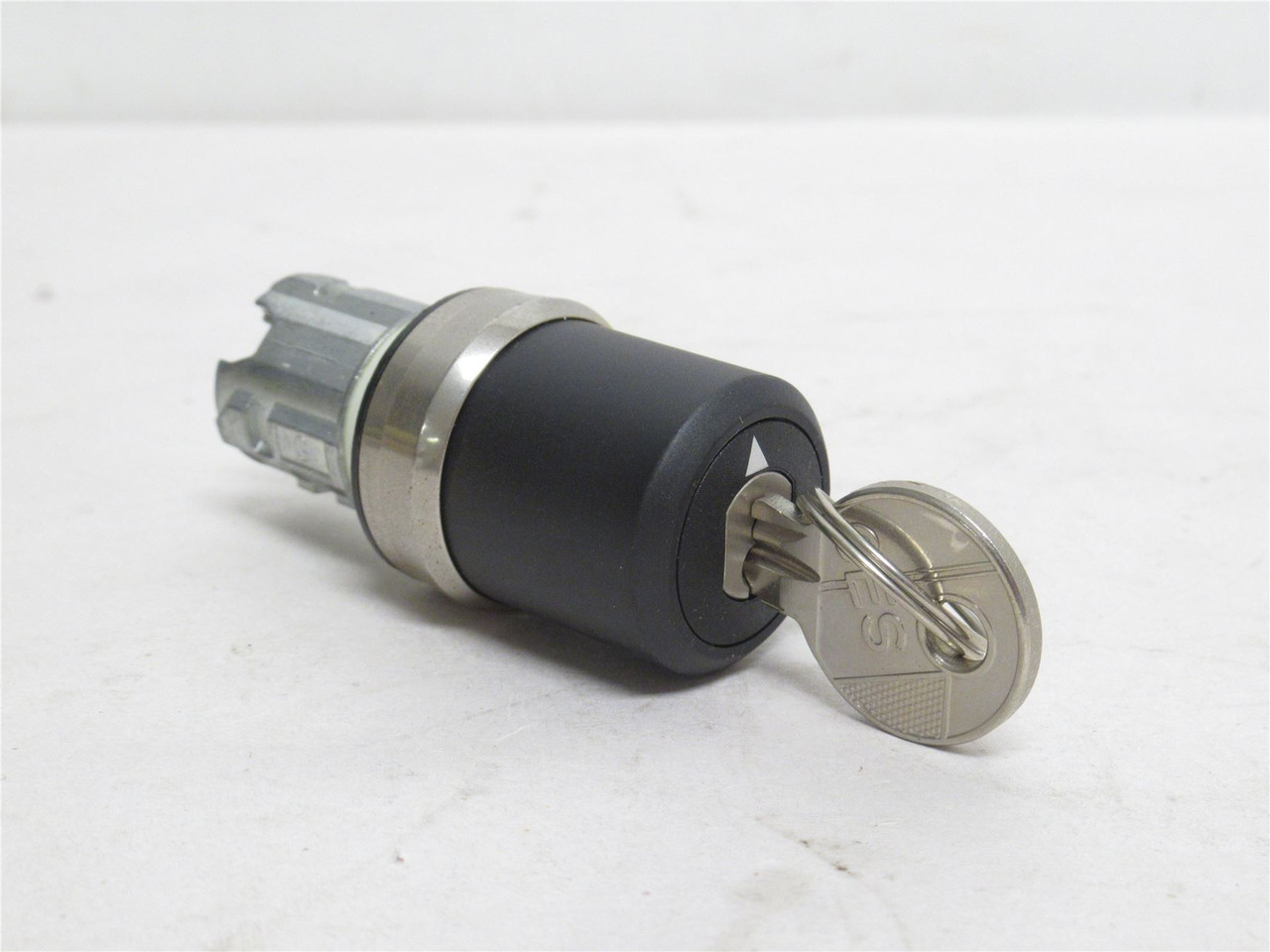 Siemens 3SU1050-5BF01-0AA0; Mounted Key Switch; 2-Pos; 22.5mm