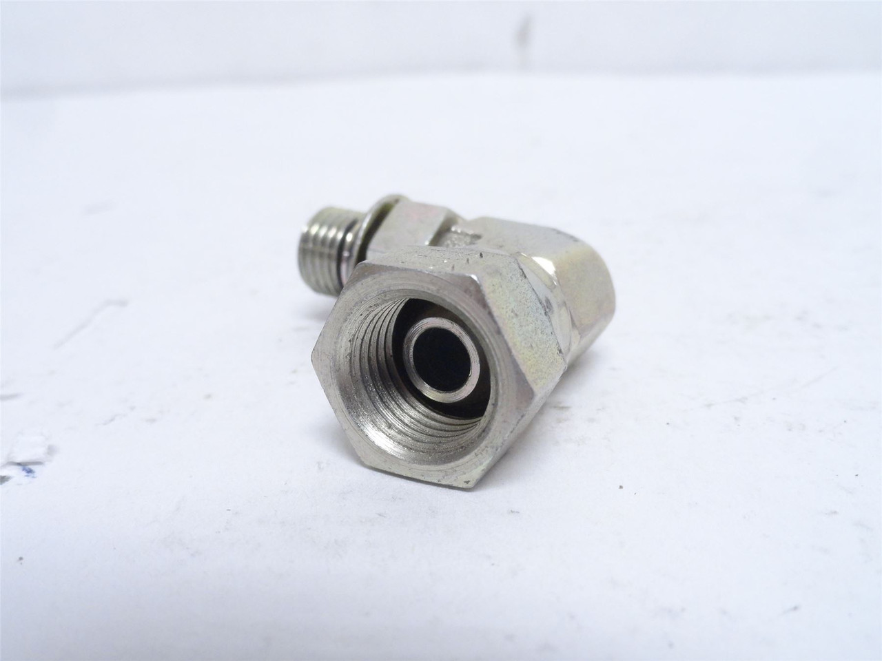 Eaton 2068-4-4S; Adaptor Elbow 90Deg; 1/4NPT Swivel; 1/4 BOSS Eaton 2068-4-4S; Adaptor Elbow 90Deg; 1/4NPT Swivel; 1/4 BOSS
