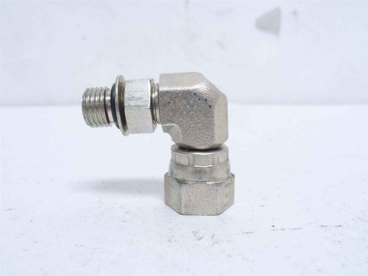 Eaton 2068-4-4S; Adaptor Elbow 90Deg; 1/4NPT Swivel; 1/4 BOSS Eaton 2068-4-4S; Adaptor Elbow 90Deg; 1/4NPT Swivel; 1/4 BOSS