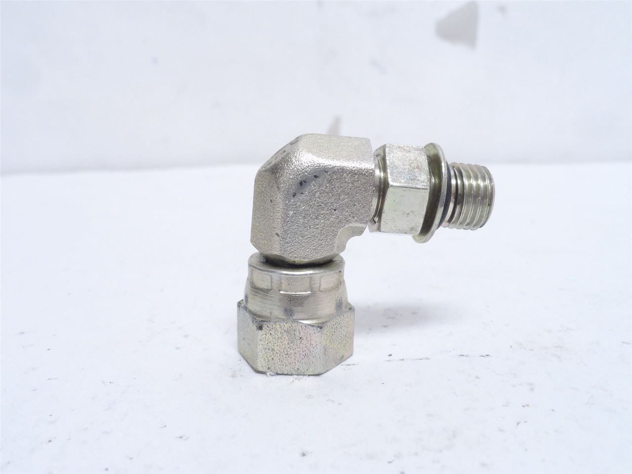 Eaton 2068-4-4S; Adaptor Elbow 90Deg; 1/4NPT Swivel; 1/4 BOSS Eaton 2068-4-4S; Adaptor Elbow 90Deg; 1/4NPT Swivel; 1/4 BOSS