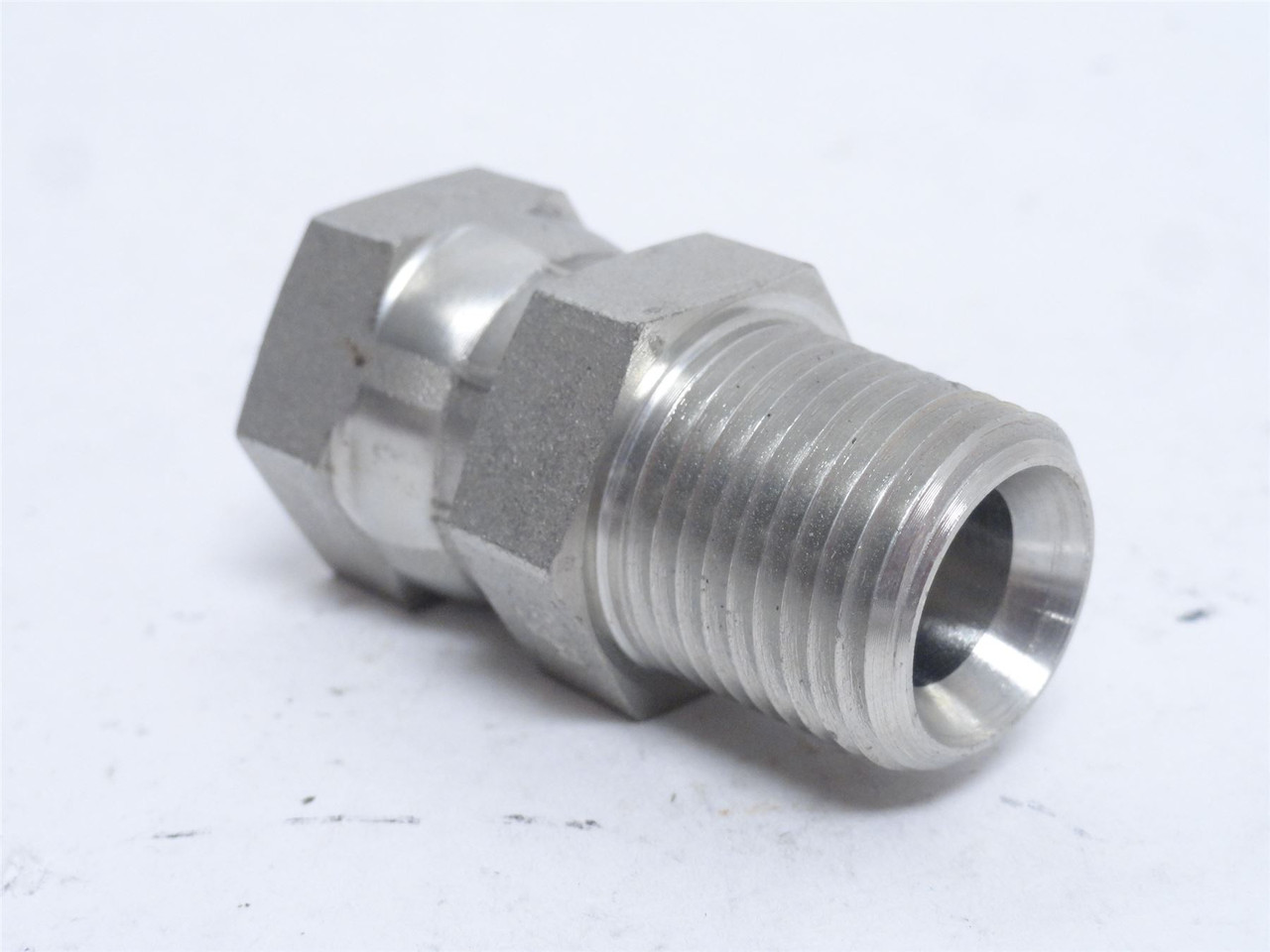 Eaton 2045-8-8S; Steel Adaptor Swivel Fitting 1/2NPT x 1/2NPT Eaton 2045-8-8S; Steel Adaptor Swivel Fitting 1/2NPT x 1/2NPT
