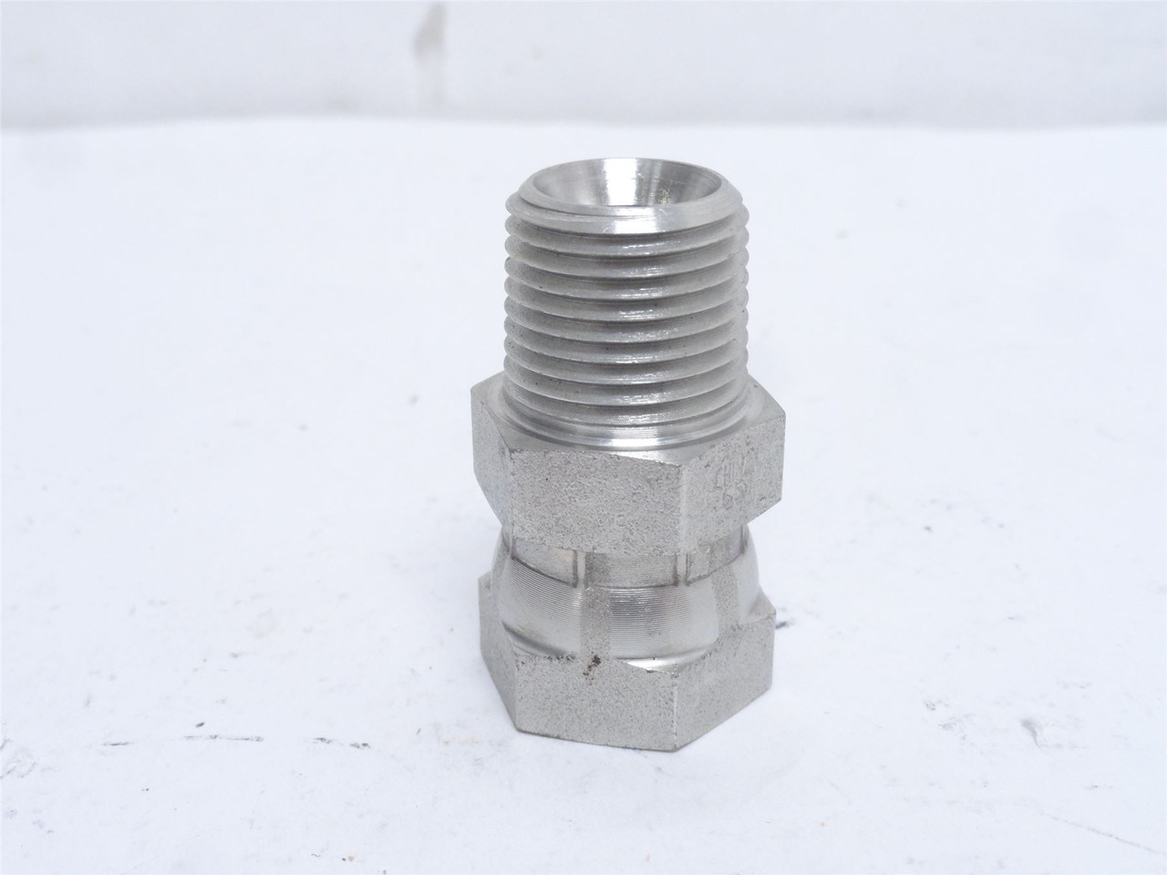 Eaton 2045-8-8S; Steel Adaptor Swivel Fitting 1/2NPT x 1/2NPT Eaton 2045-8-8S; Steel Adaptor Swivel Fitting 1/2NPT x 1/2NPT