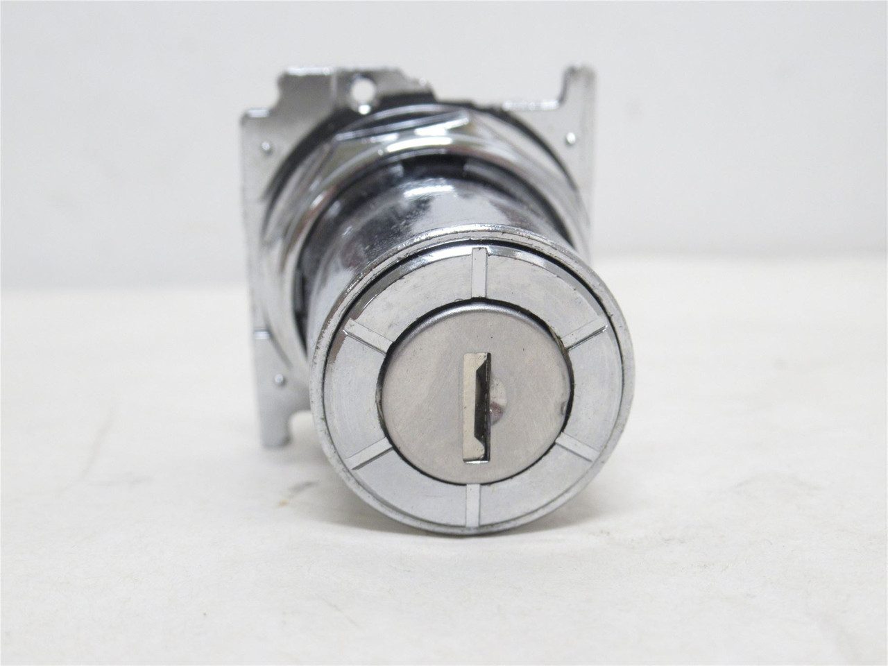 Eaton 10250T15227; Non-illuminated Locking Push-Button; 3-Pos