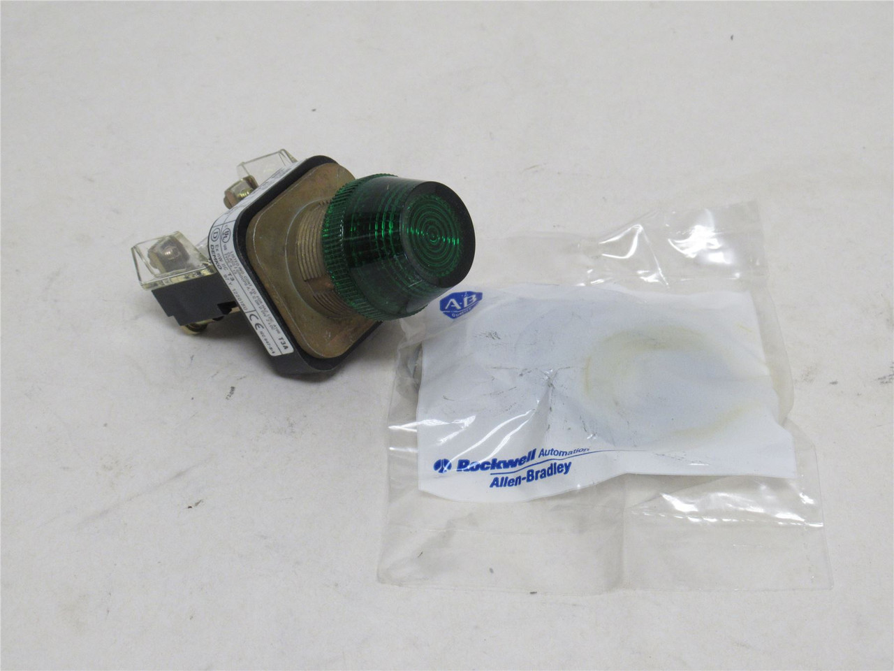 Allen-Bradley 800T-Q10G; Pilot Light; 120VAC; Green; 30.5mm