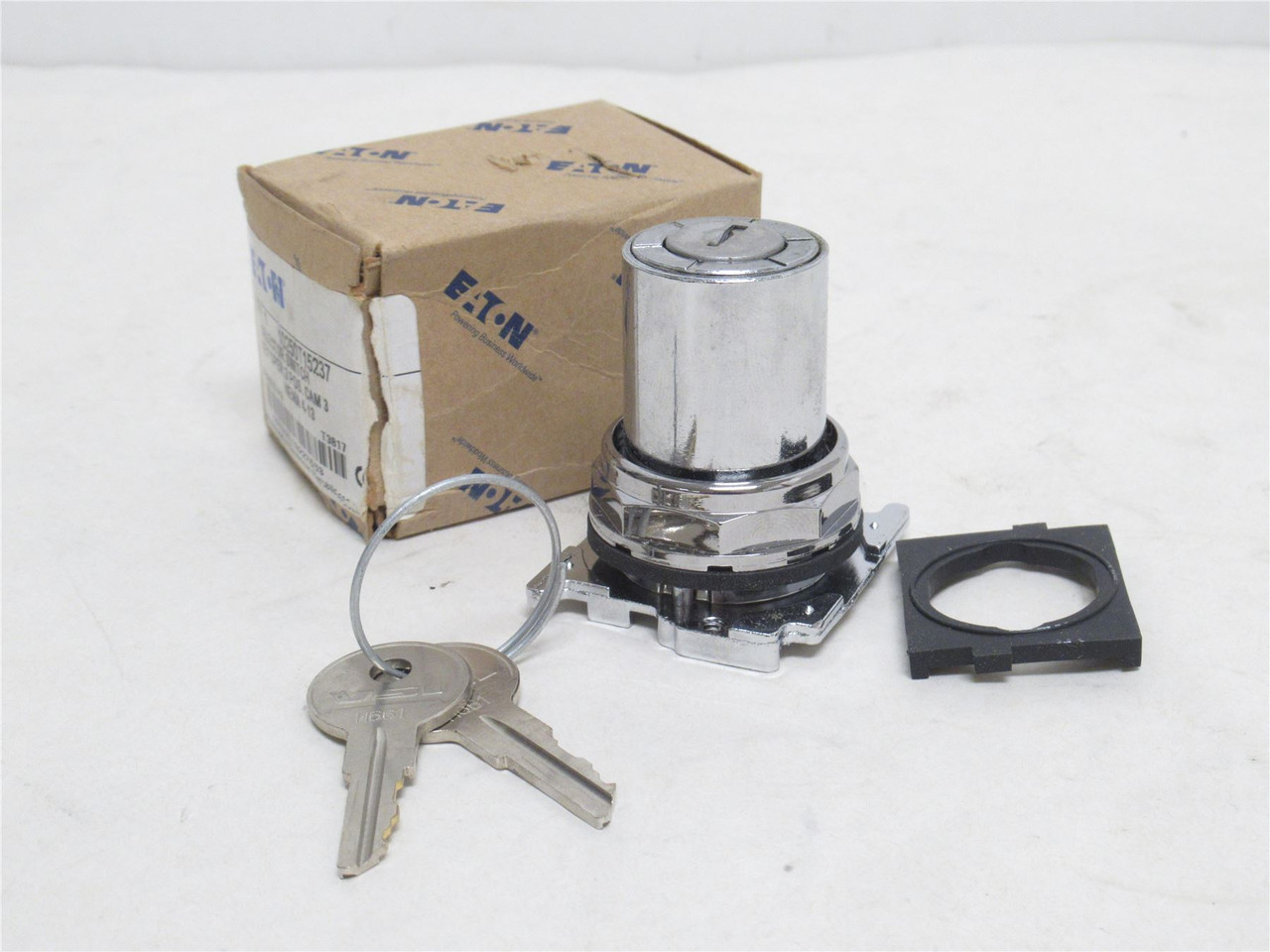 Eaton 10250T15237; Heavy-Duty Keyed Push-Button; 3-Position