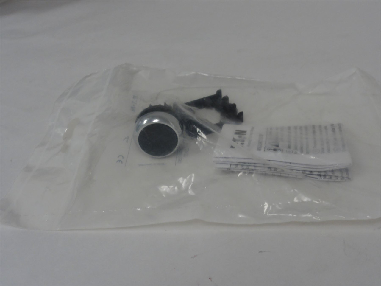 Eaton M22M-D-S; Pushbutton - Non Illuminated; Momentary; 22mm