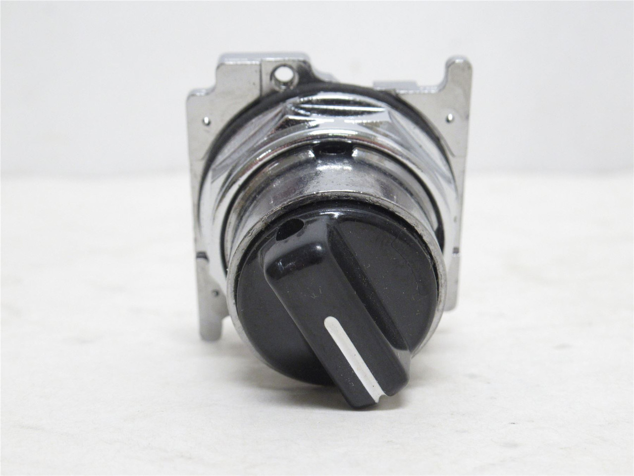 Eaton 10250T1371; Spring Return Selector Switch; 2-Pos