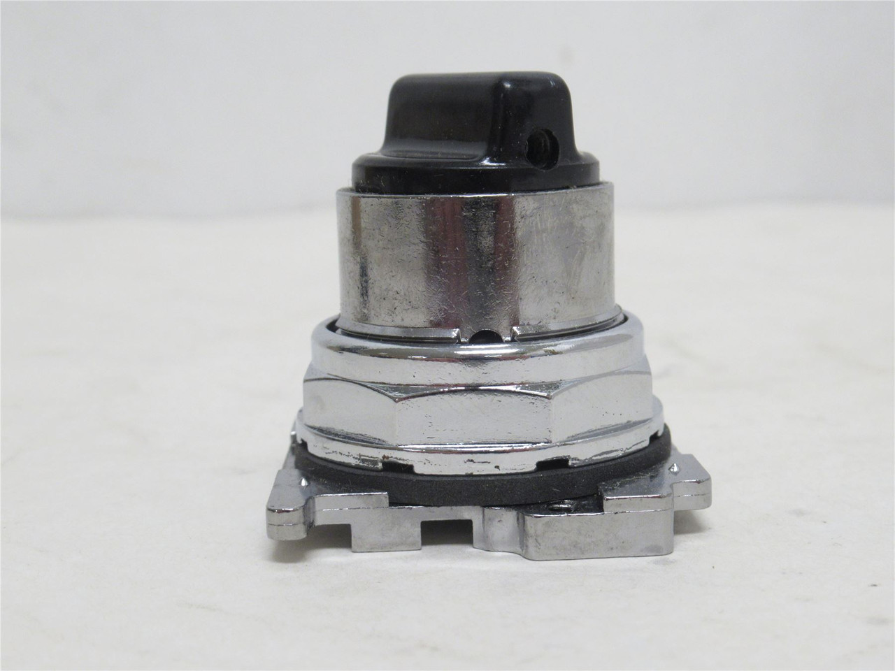 Eaton 10250T1371; Spring Return Selector Switch; 2-Pos