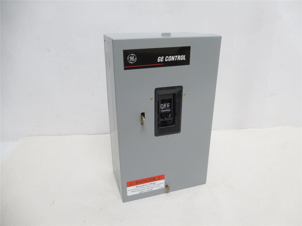 GE CR1062R2AAT2000; Enclosed Manual Start; 2P; 600VAC GE CR1062R2AAT2000; Enclosed Manual Start; 2P; 600VAC
