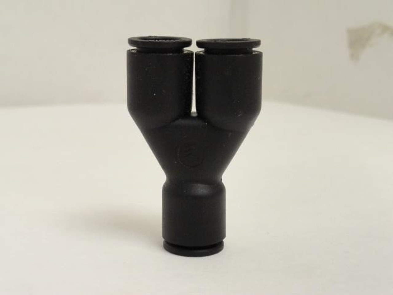 Legris 3140 10 00; Wye Plastic Tube Union; 10mm PTC; Black