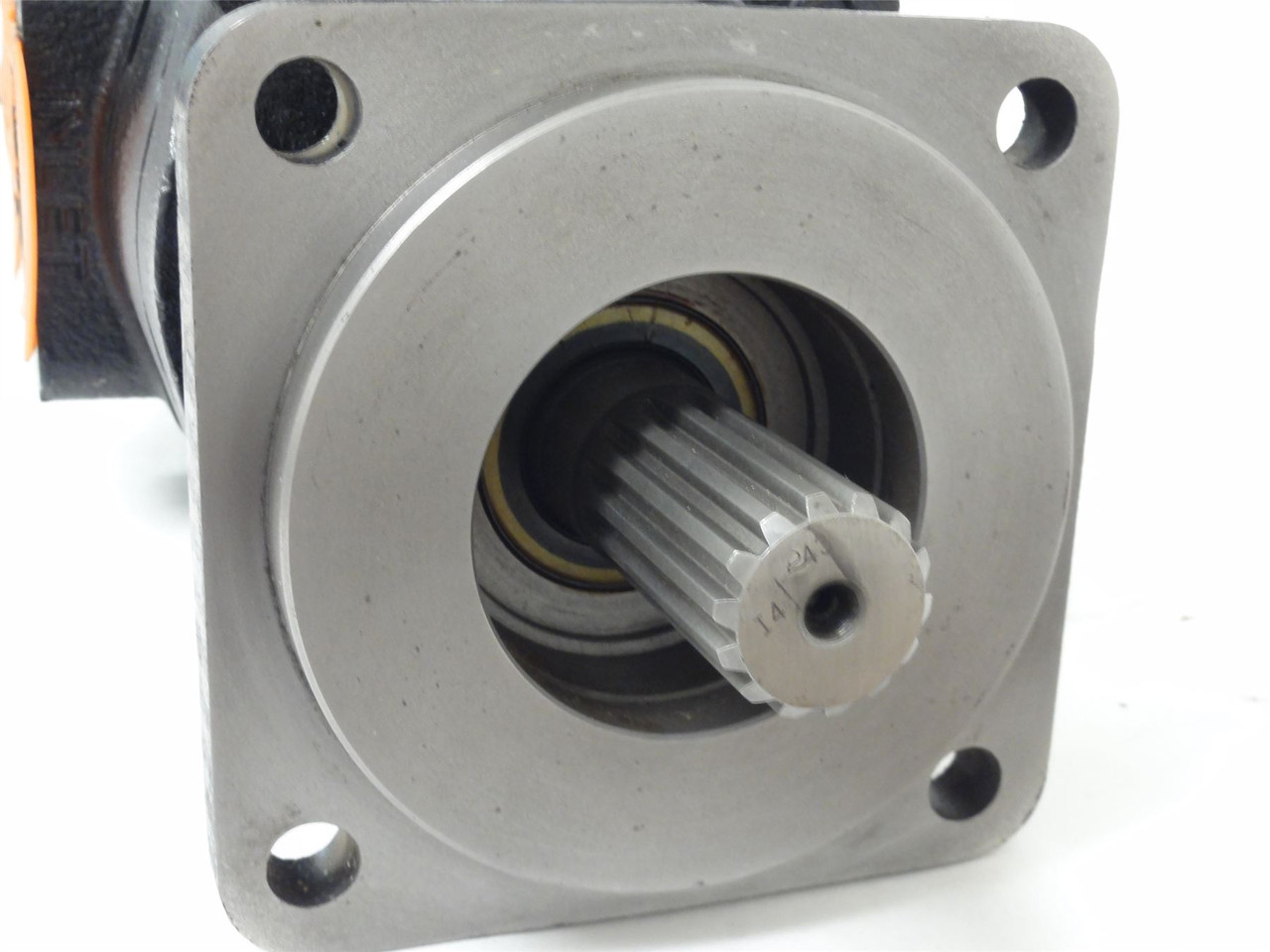 Parker 3239120508; Hydraulic Motor; Shaft 1.23"OD x 2.41"L