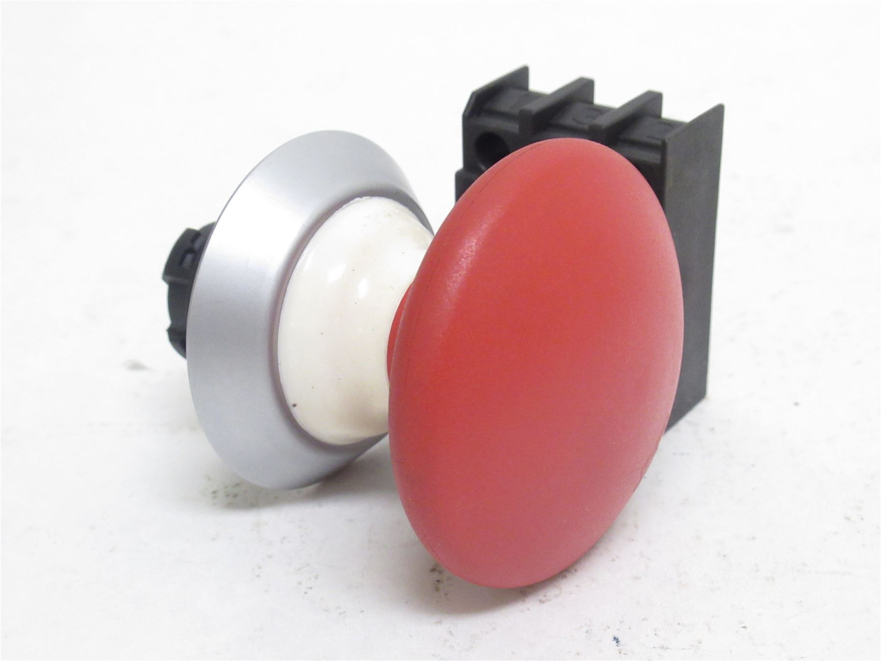 Schmersal 101163587; E-Stop Switch NDRR50RT; Latching; Red