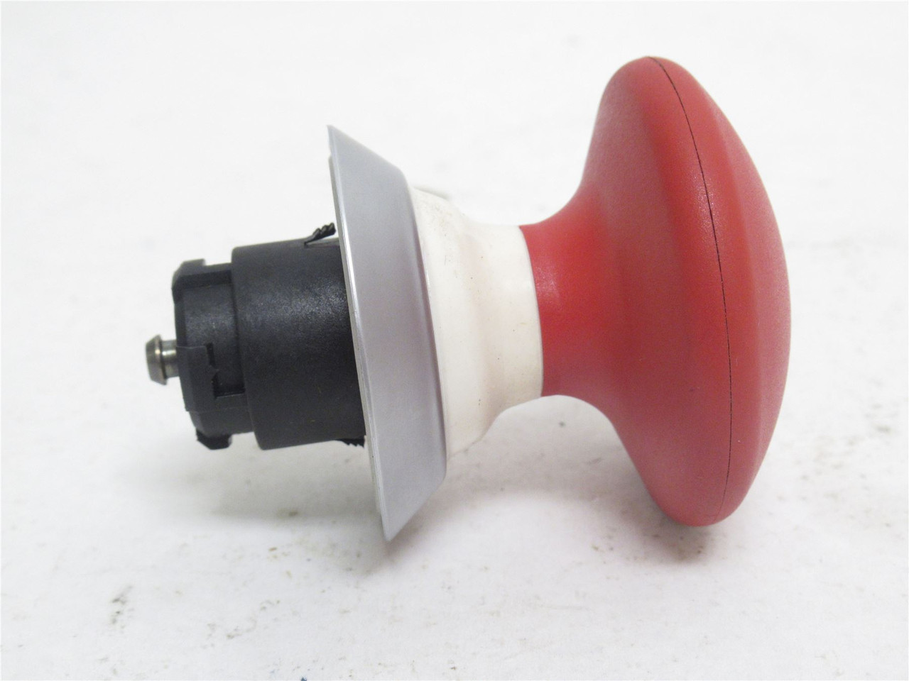 Schmersal 101163587; E-Stop Switch NDRR50RT; Latching; Red