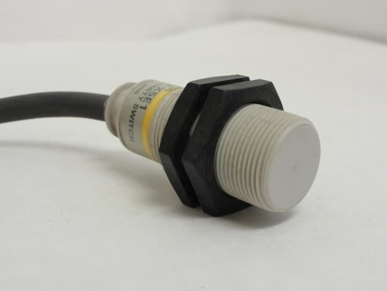 Omron E2F-X5E1; Proximity Sensor; Inductive; 10-30VDC; 18' Cable