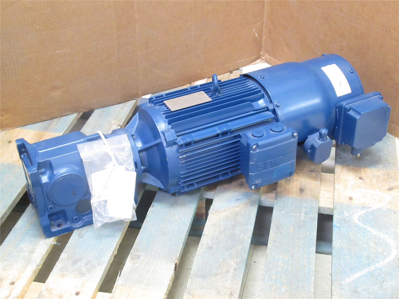 SEW K37DRN100L4/EK8R/V; AC Gearmotor; W/Brake; 4:1 Ratio; 4HP