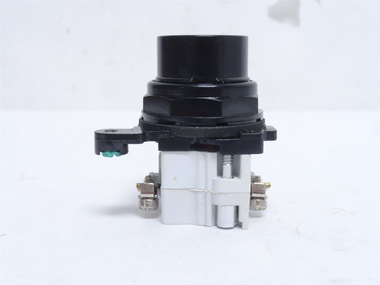 Eaton E34PB251X; Red Flush Mount Push-Button; 1-NC; 30.5mm