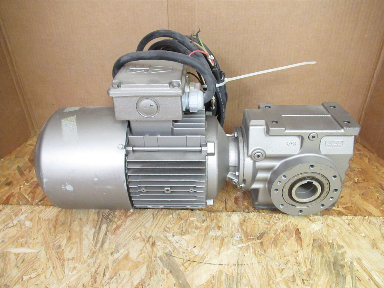 SEW SA57DT90L8/4BMG2HRU; AC Gearmotor; 2-Speed; 14:24 Ratio