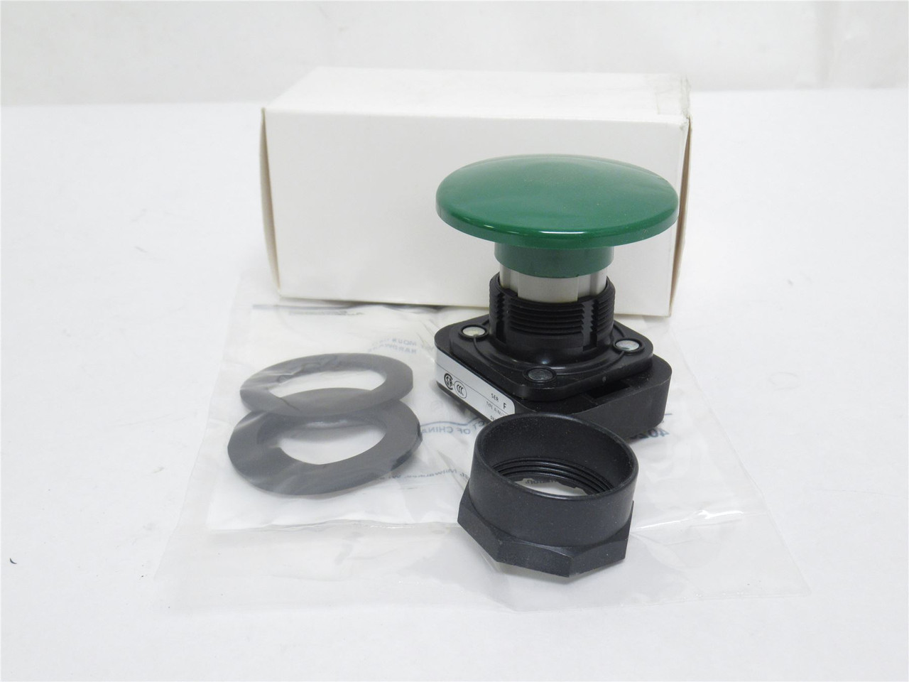 Allen-Bradley 800H-DR1J; Momentary Push Button; Green; 30mm