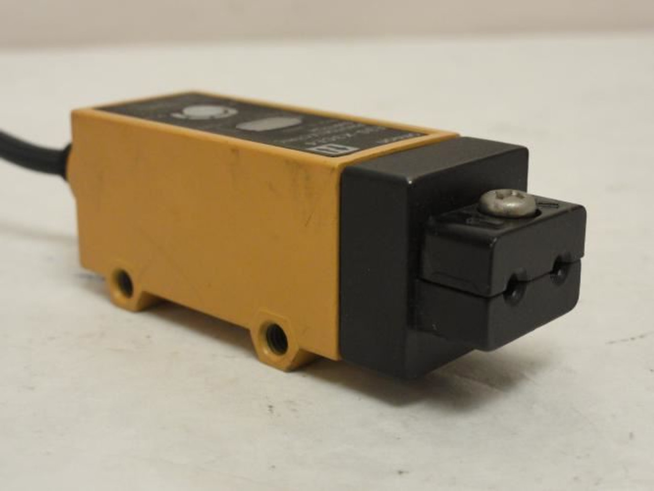 Omron E3S-X3CE4; Fiber Optic Amplifier Unit; 12-24VDC; 2m