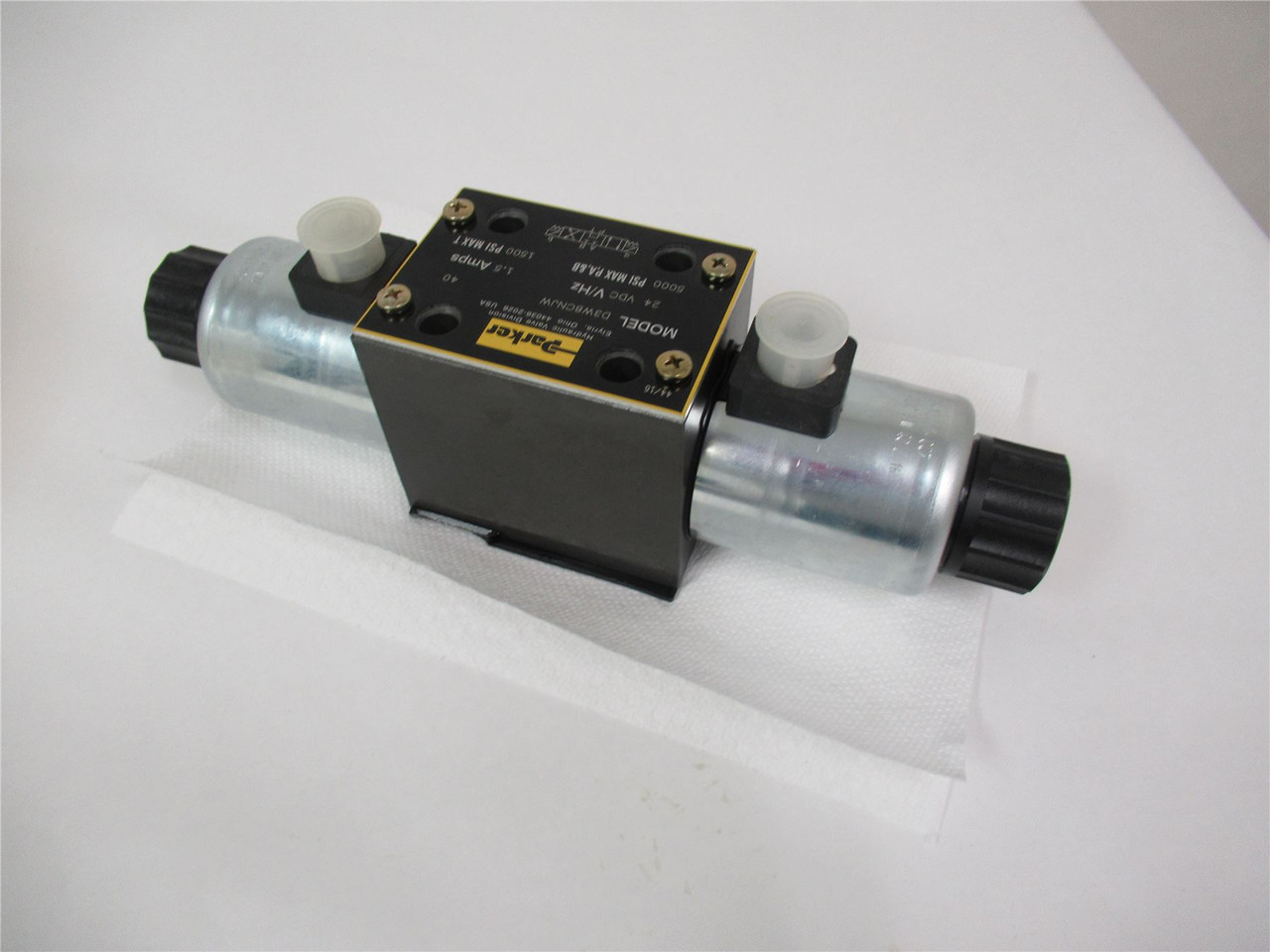 Parker D3W8CNJW; Hydraulic Valve 24 VDC 15 AMP 5000 PSI