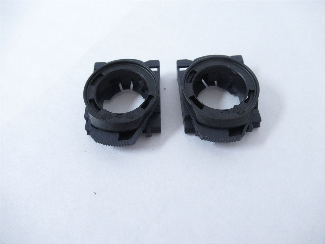 MFG 71106102; Lot-2 Button Latch Draw 22mm