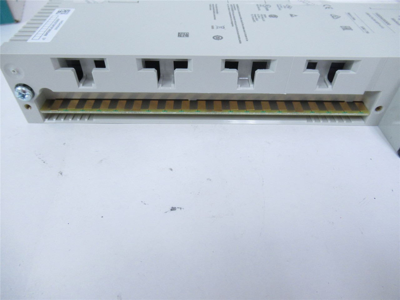 Schneider 140DAI35300; Servo Drive 24 V DC 4 X 8 SINK 32 PT