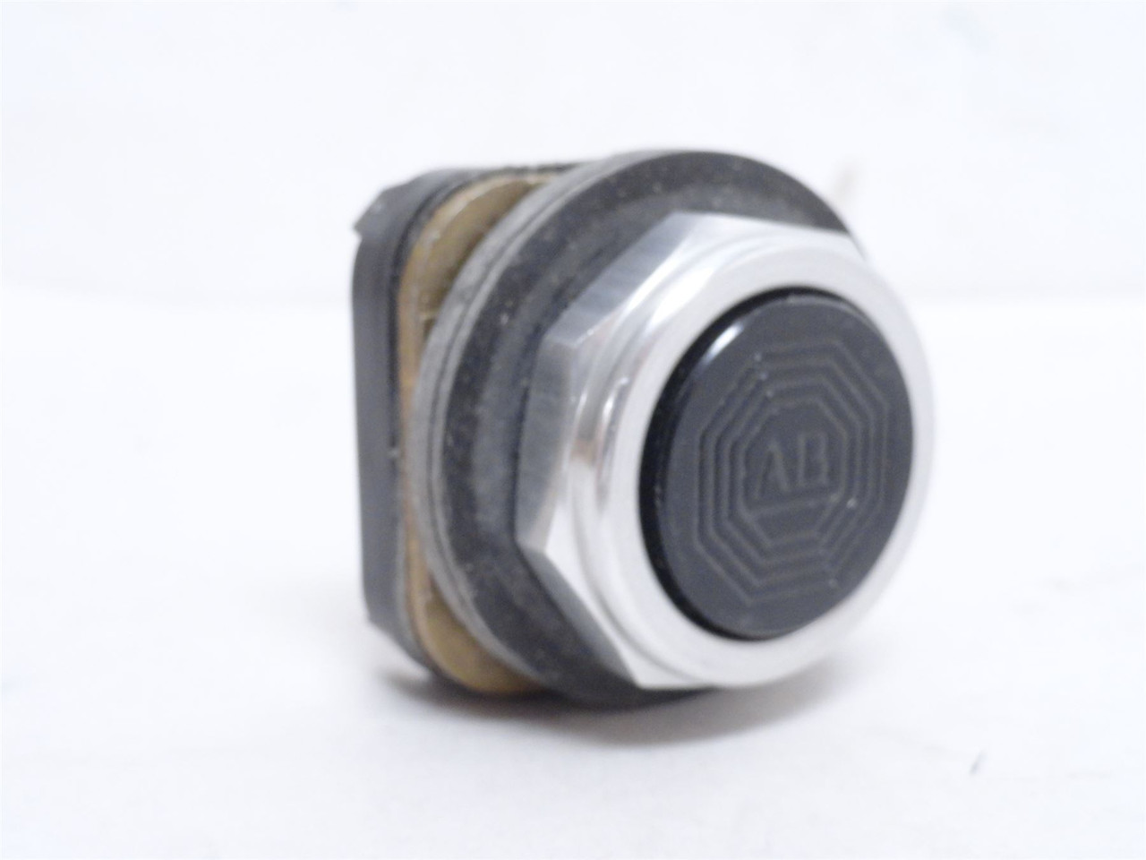 Allen-Bradley 800T-A2; Flush Head Push Button; Momentary 30mm