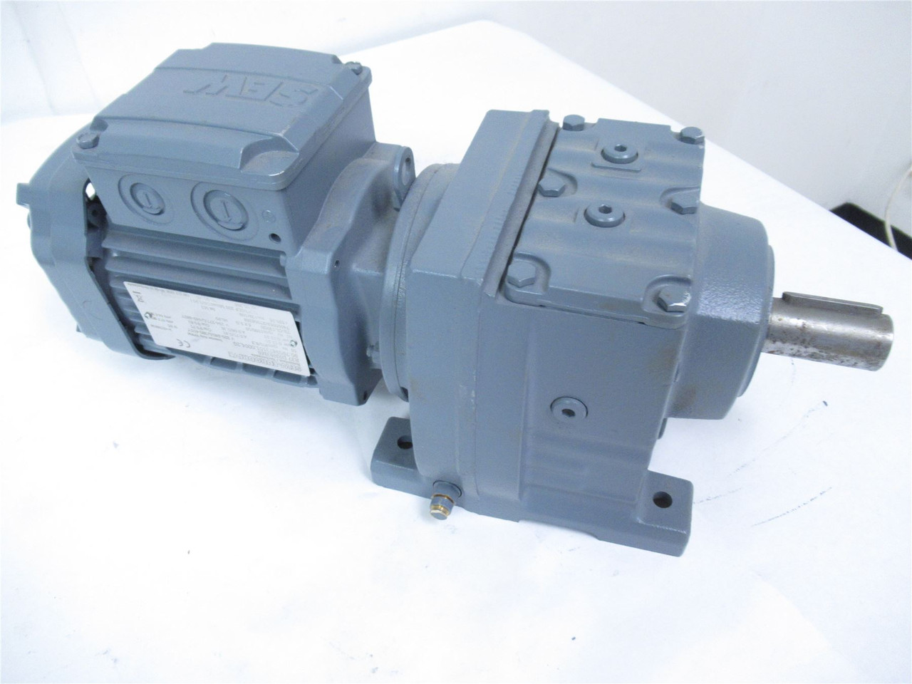 SEW R37DRN63M6; Motor Gearbox 0.12kW; 105.28:1 240/480VAC