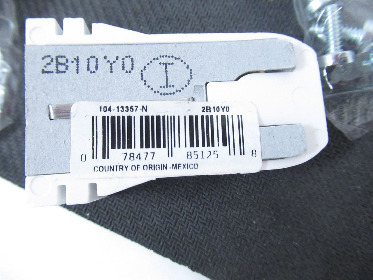 Leviton 2B10Y0; Lot-9 Linear Fluorescent Lampholder 660W-600V