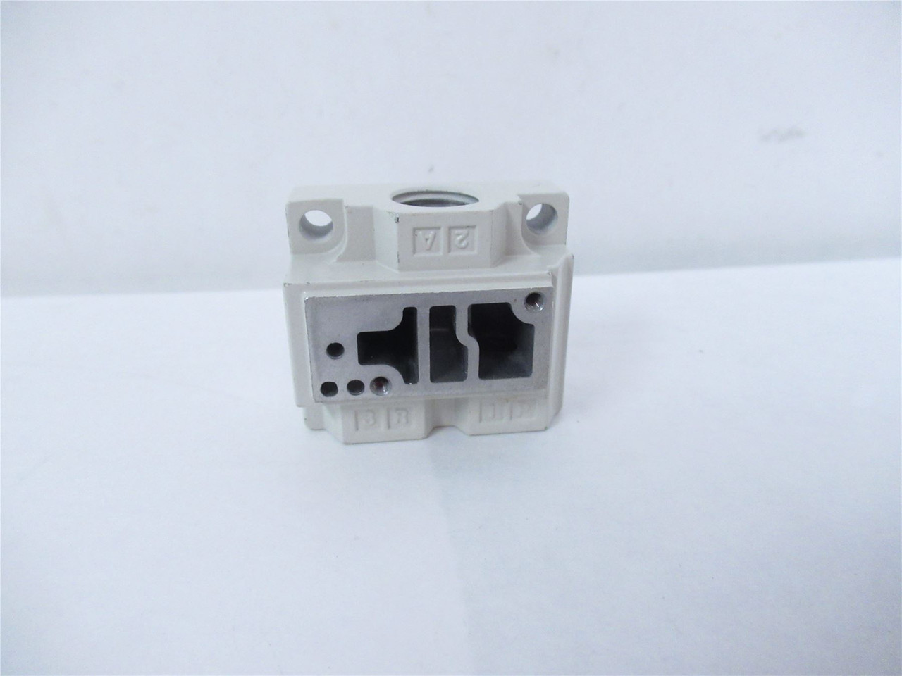 SMC VQZ200-S-02T; Pneumatic Valve sub Base 3 Way