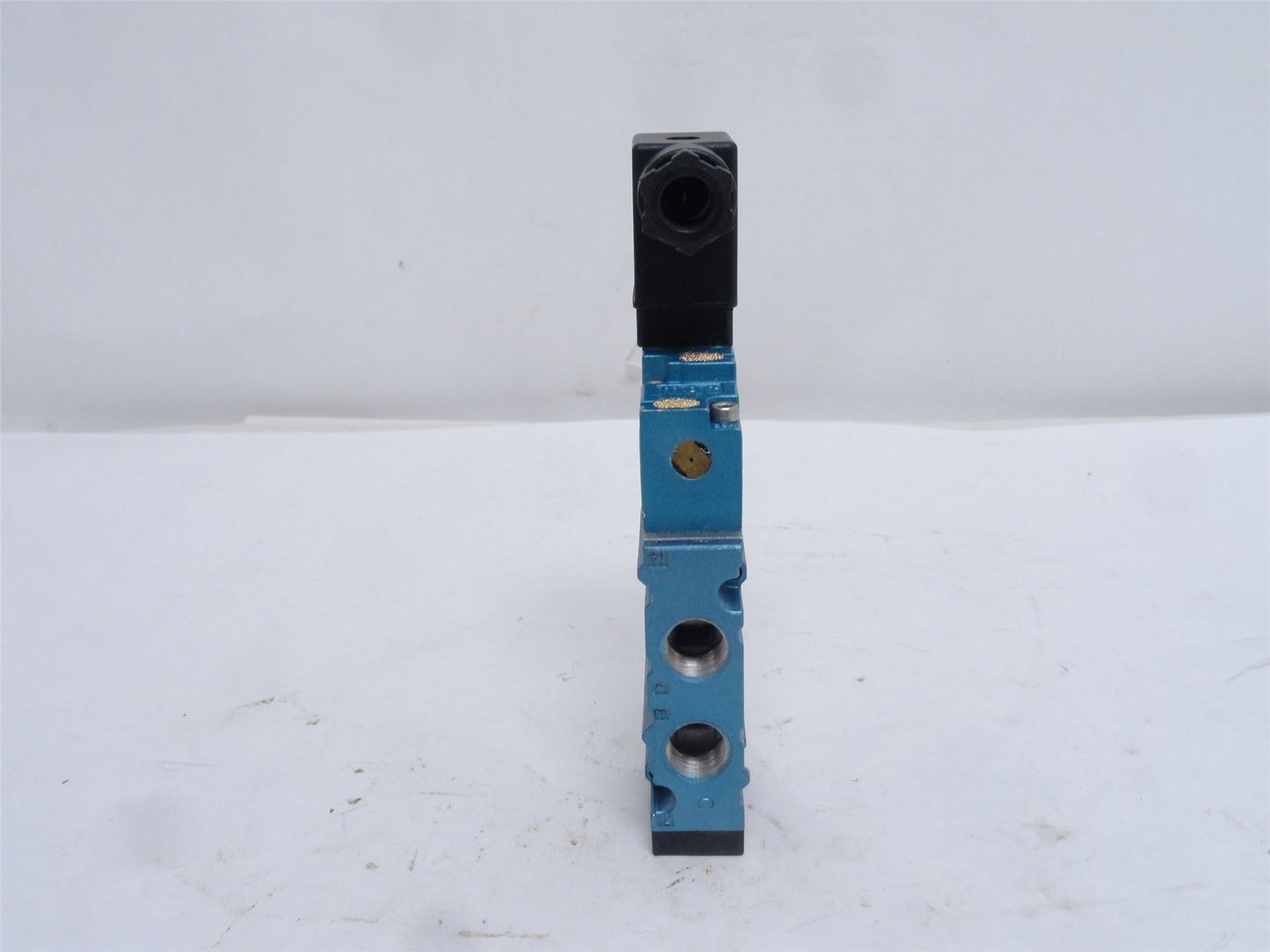 Nordson 303014; Solenoid Valve; 40-90PSI 120VAC; 5-Port