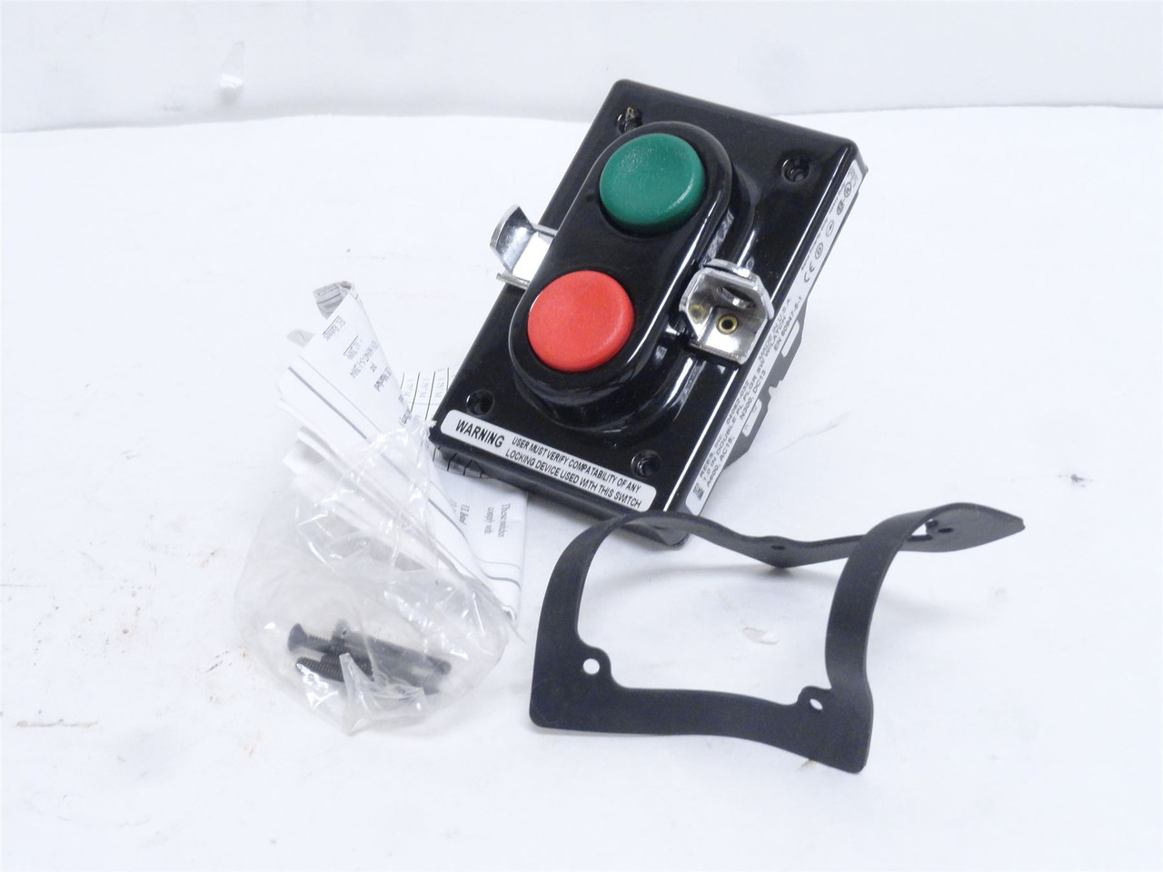 Rees 04062-032; Green-Red 1" Push Button; W'Padlock Latch