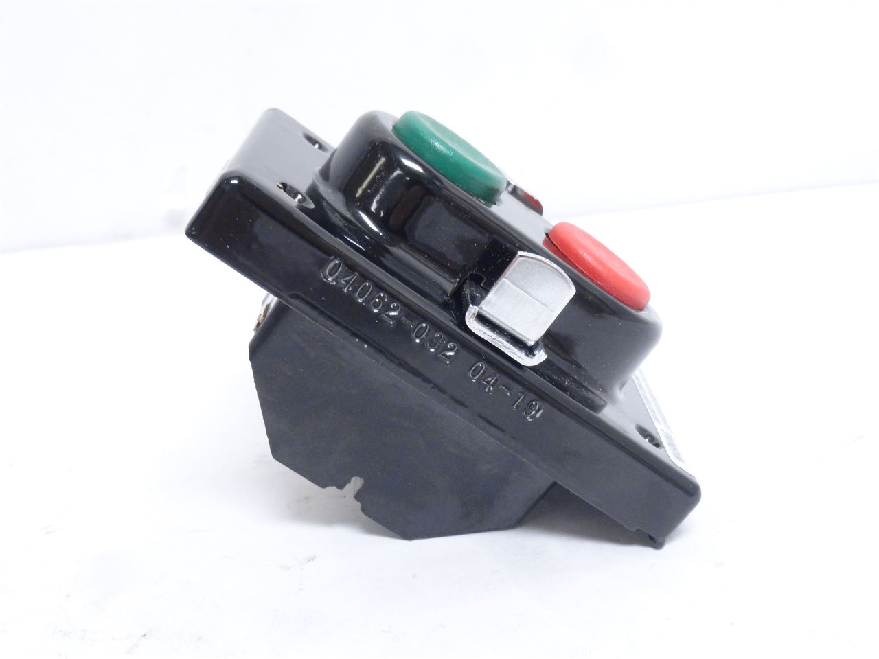 Rees 04062-032; Green-Red 1" Push Button; W'Padlock Latch