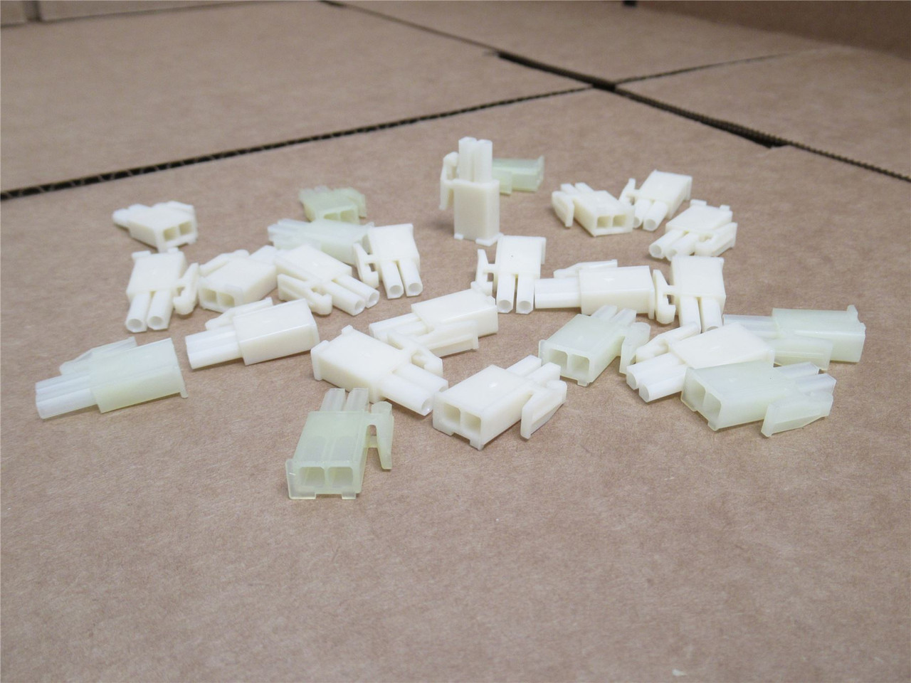 AMP 172165-1; Lot-25 Rectangular Connectors 2Pos; 1-Row; 600V