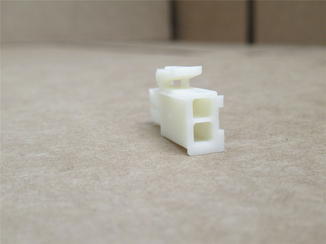 AMP 172165-1; Lot-25 Rectangular Connectors 2Pos; 1-Row; 600V