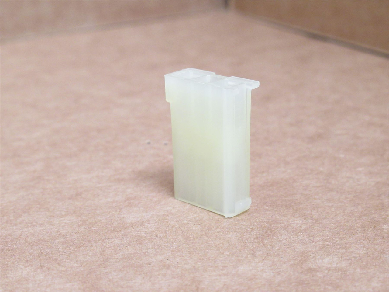 AMP 172234-1; Lot-10 Cap Housing 3Pos; 1-Row; 600V; Free Hang