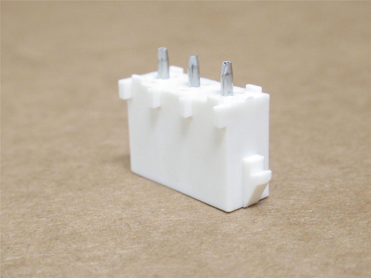 AMP 350789-2; Lot-100 Header Connector; 3Pos; 600V