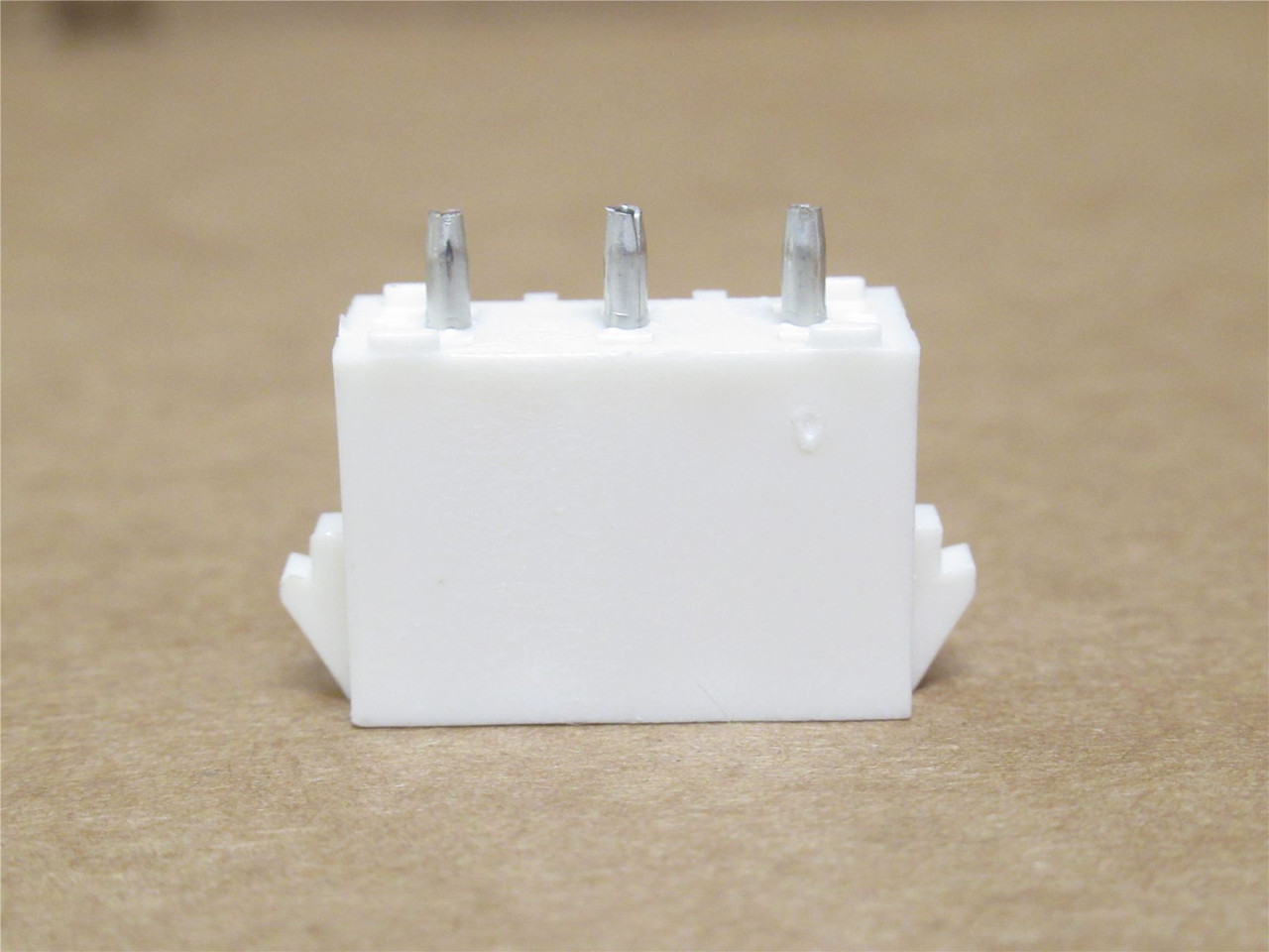 AMP 350789-2; Lot-100 Header Connector; 3Pos; 600V