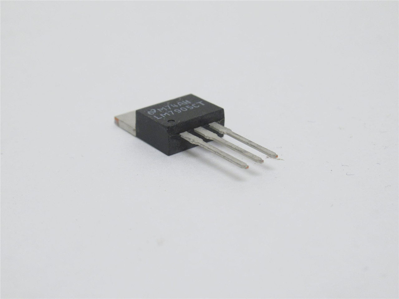 Onesemi LM7905CT; Lot-8 Linear Voltage Regulator; 1.5A; 1-Out