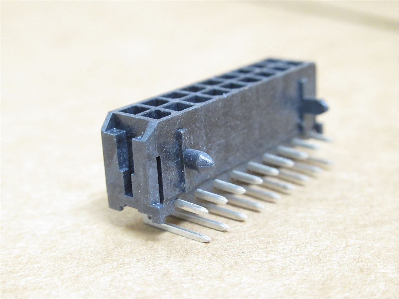 Molex 43045-1802; Lot-5 Header Connector RA 18Pos 2-Row; 600V