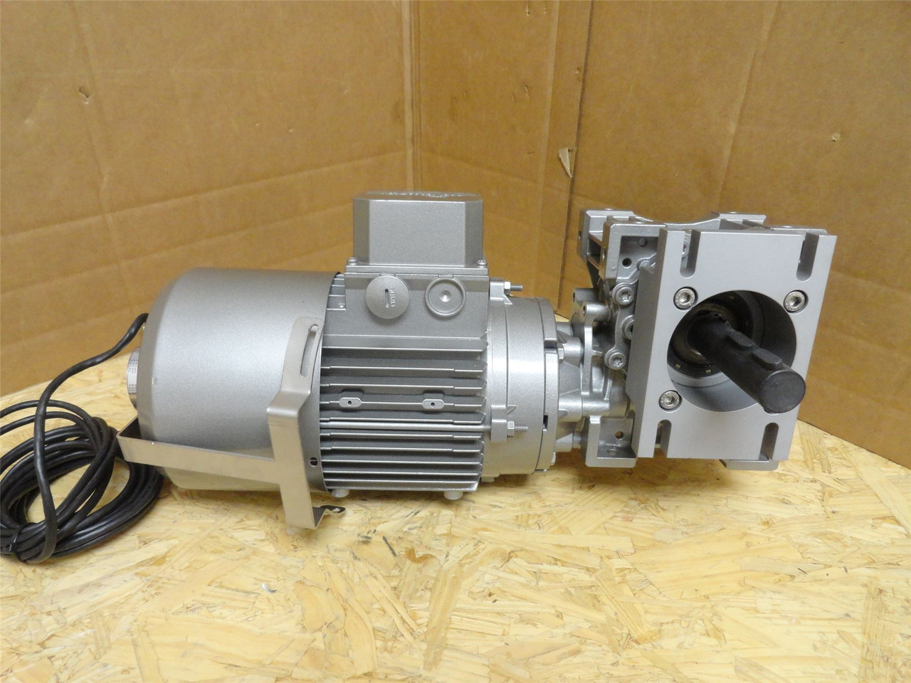 Motovario NMRV-P-063; AC Gear Motor 30:1 Ratio; 1.1kW 265/460V