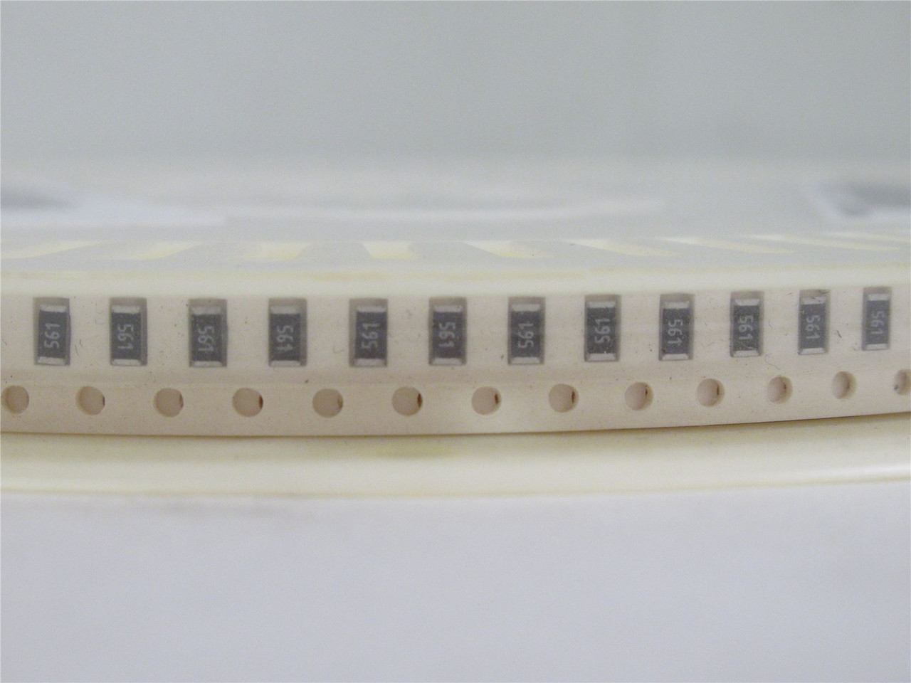 Vishay CRCW1206561JRT1; Lot-5000 Chip Resistor; 5%; 560ohm