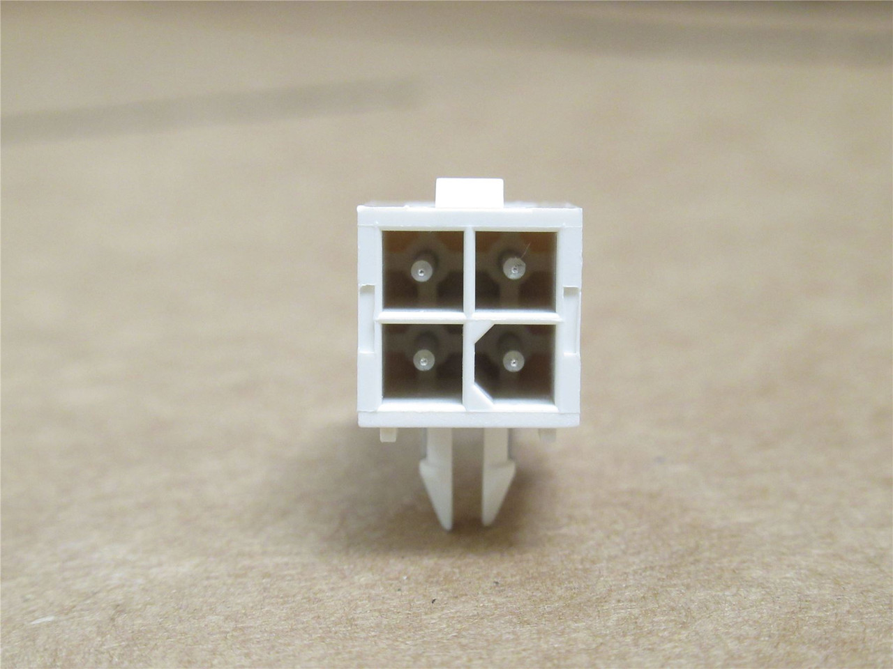 AMP 1-770968-0; Lot-10 Connector Header; RA; 4Pos; 600V 2-Row