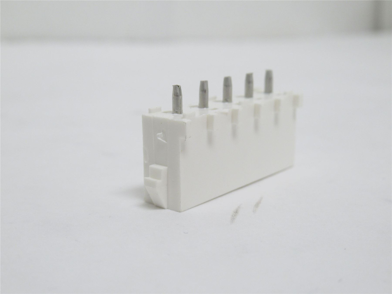AMP 640900-2; Lot-5 Vertical Head Connectors; 5Pos; 6.35mm