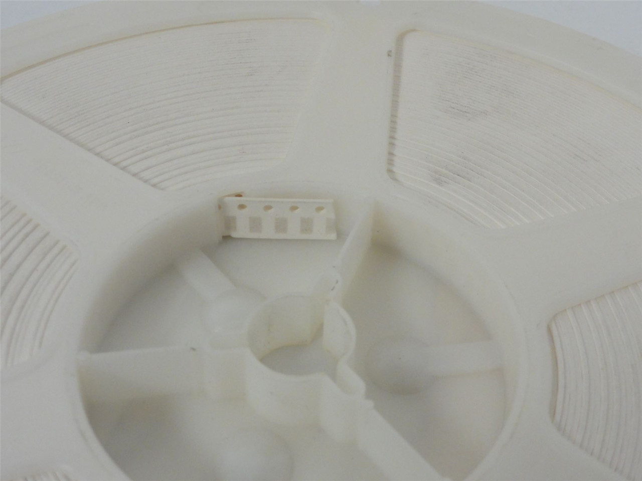 Vishay CRCW1206100RJNEA; Lot-3800 Thick Film Chip Resistors